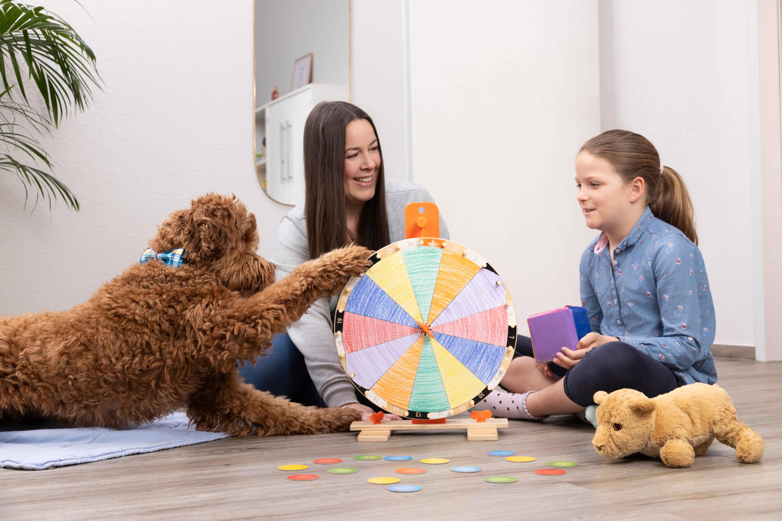Therapiebegleithund Simba im Einsatz während einer logopädischen Therapie